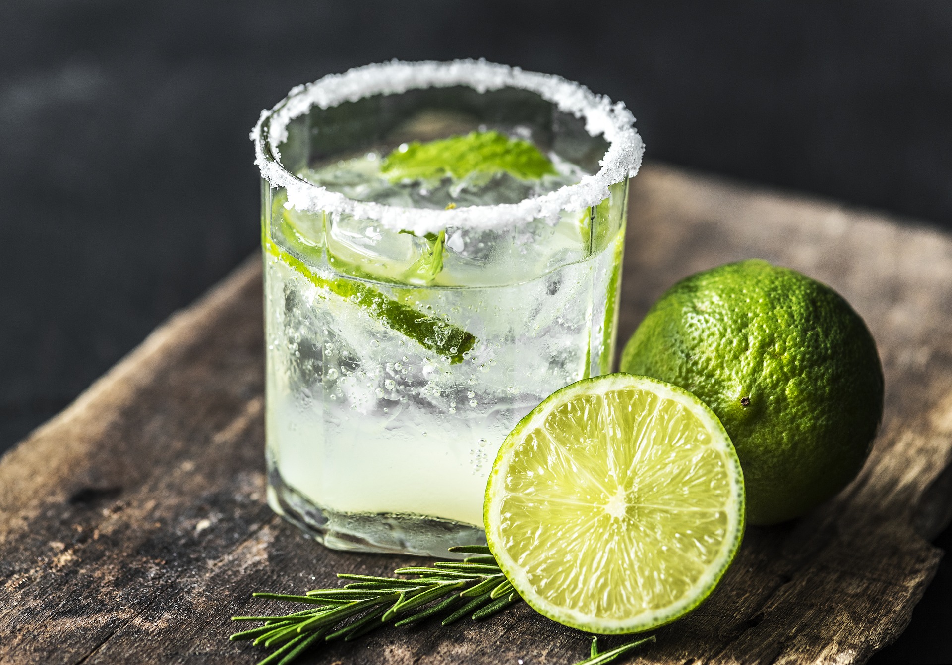 Picture of a sparkling drink with lime slices in it.