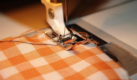 Sewing foot of sewing machine sewing plaid fabric